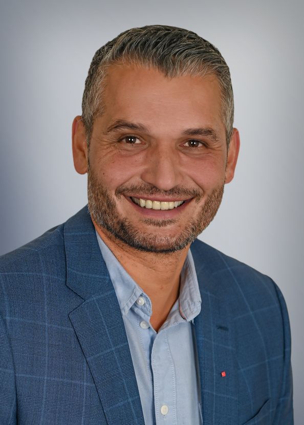 SPD-Landratskandidat Muhammet Dal startet Aktion „1000 Türen im Landkreis Tirschenreuth"