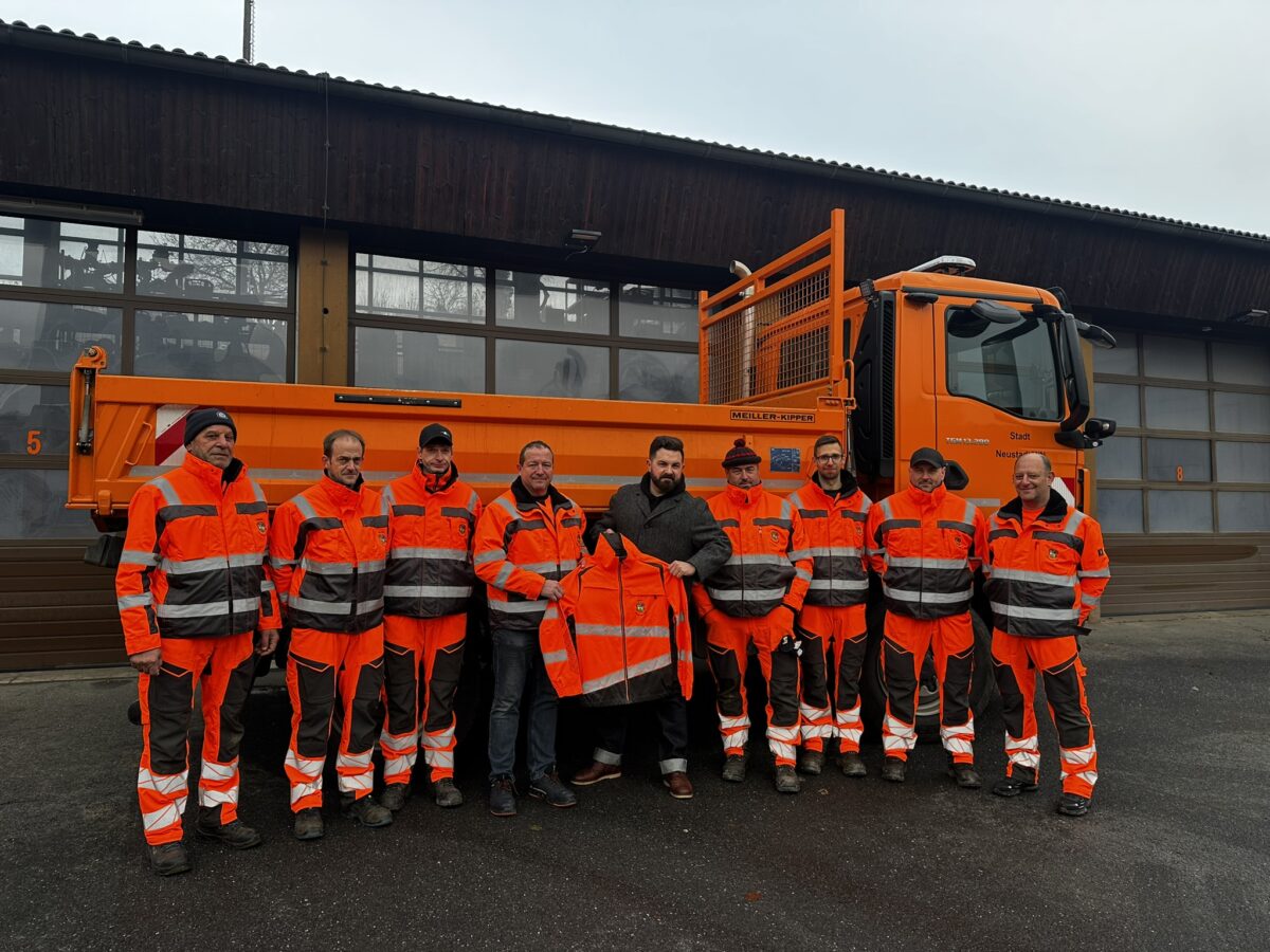 Neue Warnkleidung macht Bauhof in Neustadt sicherer