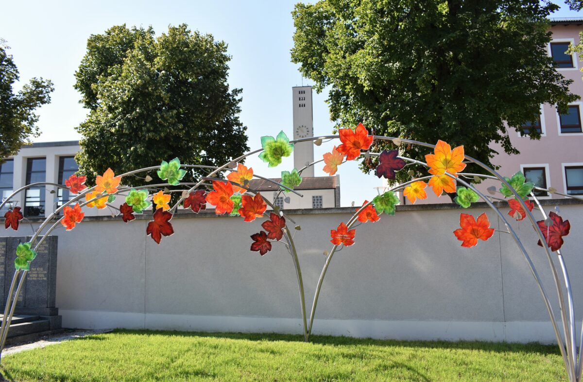 Bunte Ahornblätter in Grafenwöhr erinnern an die Verstorbenen