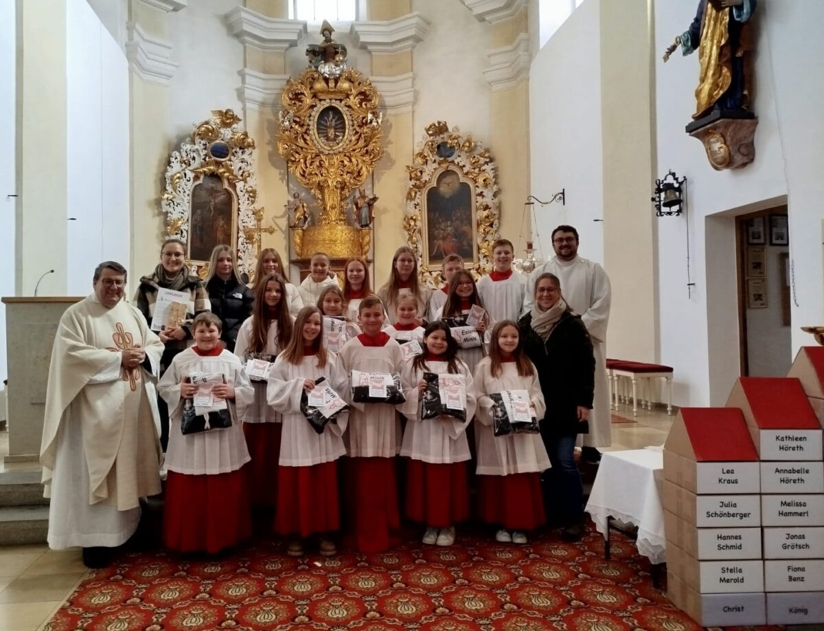 Neun neue Ministrantinnen und Ministranten in Eslarn aufgenommen