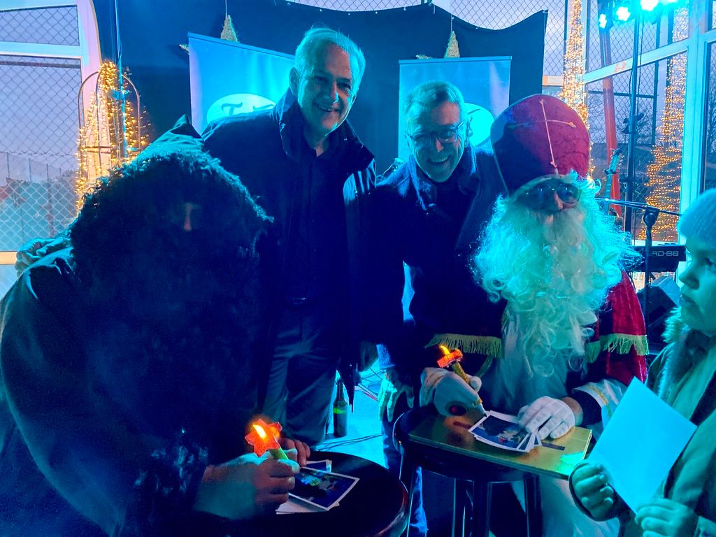 Nikolaus verteilt Autogramme beim Winterzelt in Tirschenreuth