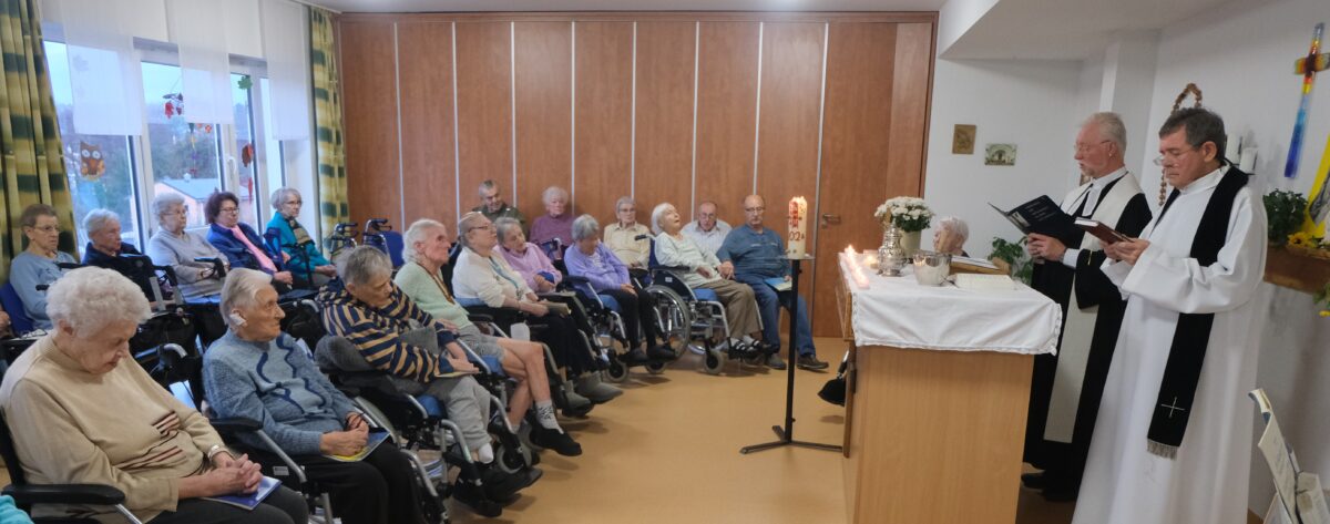 Ökumenische Andacht gedenkt 24 Verstorbener im Seniorenheim Floß