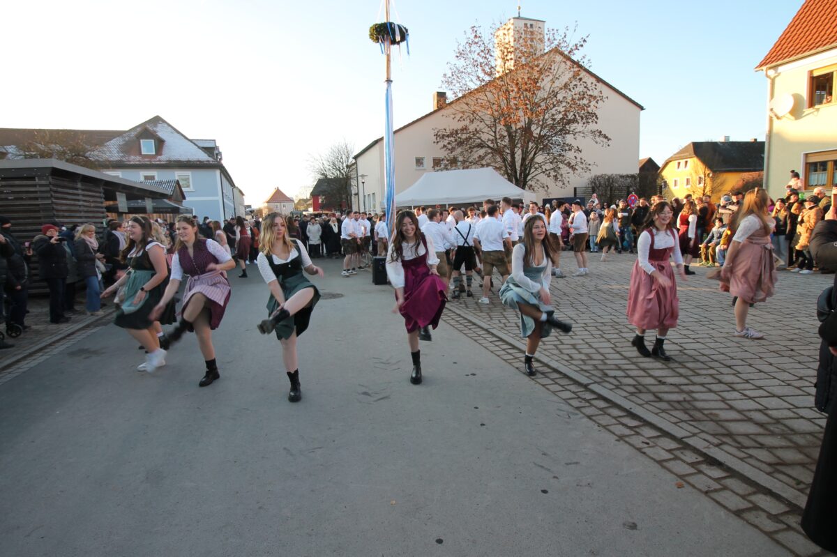 Plattlerinnen feiern Premiere bei der Kirwa in Schwarzenbach