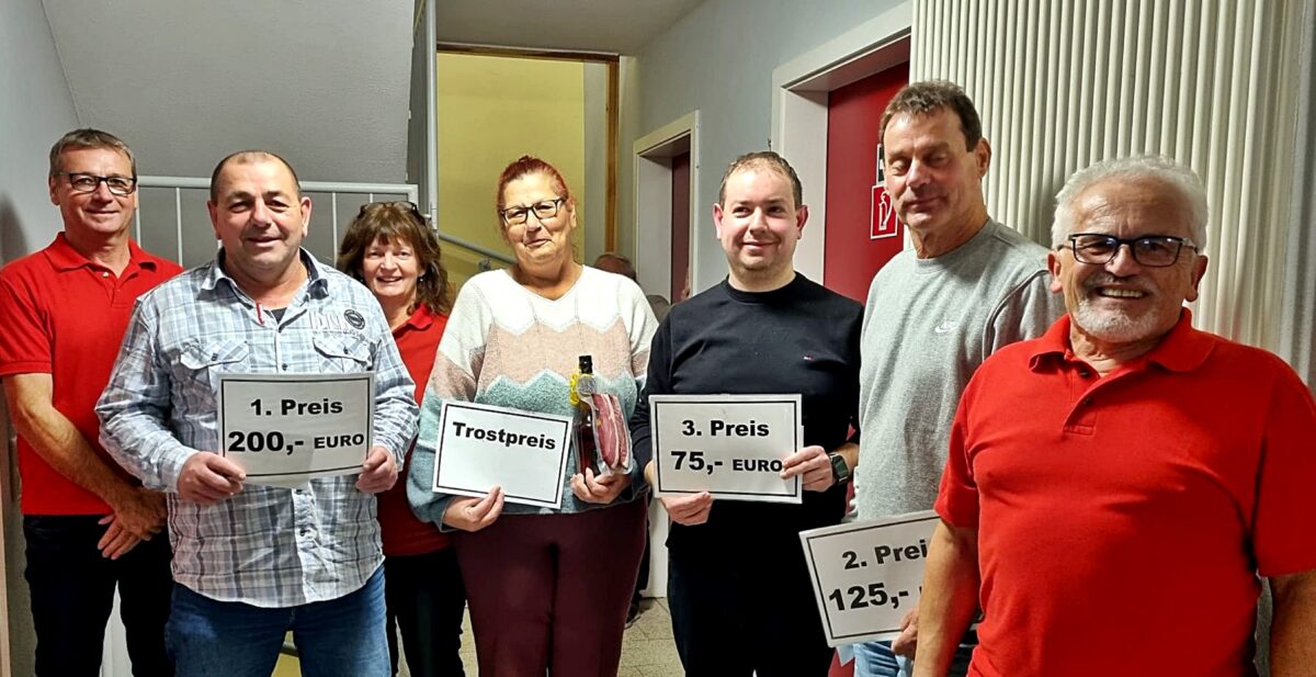 Wenn die Schafkopfkarten fliegen: das große Turnier in Bechtsrieth