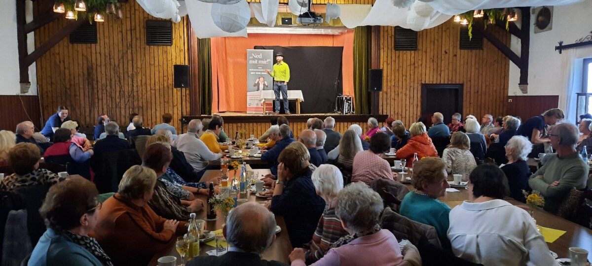 Präventionskabarett warnt vor Betrugsmaschen in Konnersreuth