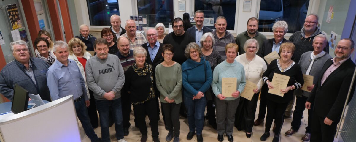 Raiffeisenbank ehrt Mitglieder für 30 bis 60 Jahre Mitgliedschaft in Floß