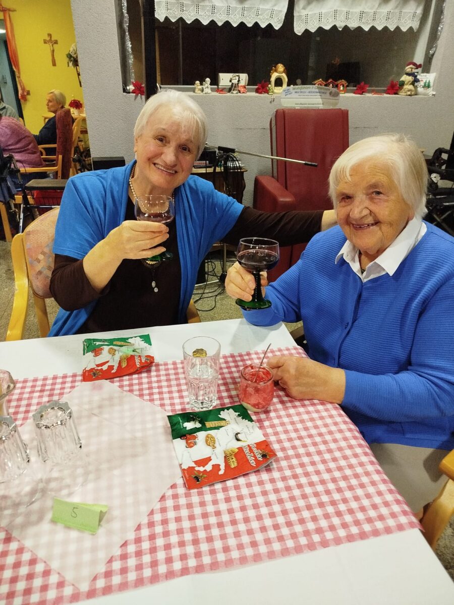 Realschüler verwöhnen Senioren in Kemnath mit italienischen Spezialitäten