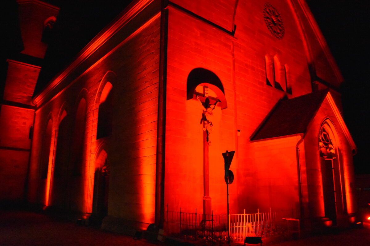 Mariä-Himmelfahrtskirche blutrot angestrahlt