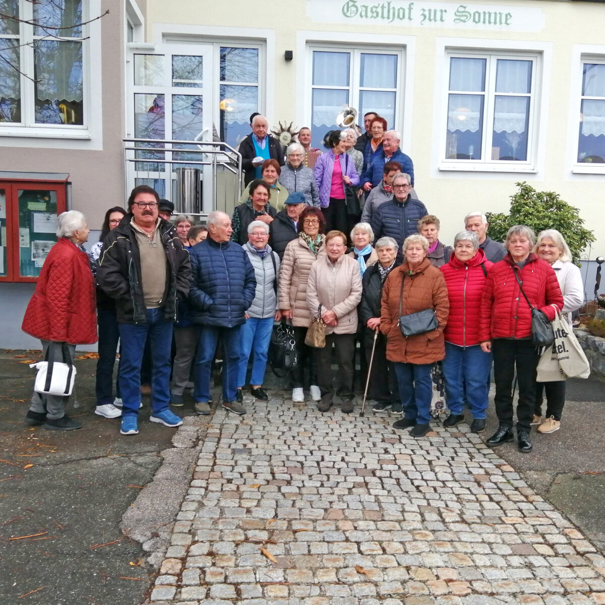 Schlachtschüsselessen begeistert Senioren aus Maxhütte-Haidhof in Brunn