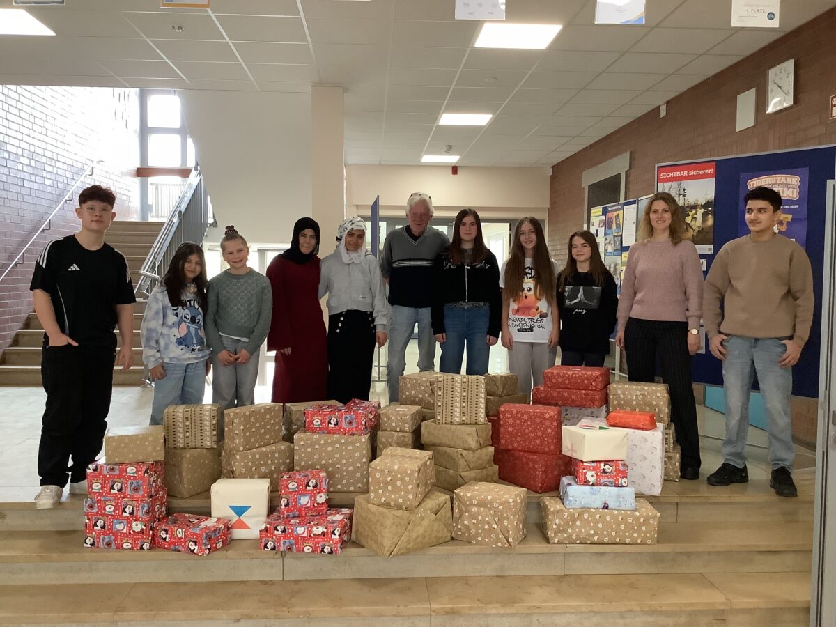 Schülerinnen und Schüler packen in Pressath über 50 Pakete