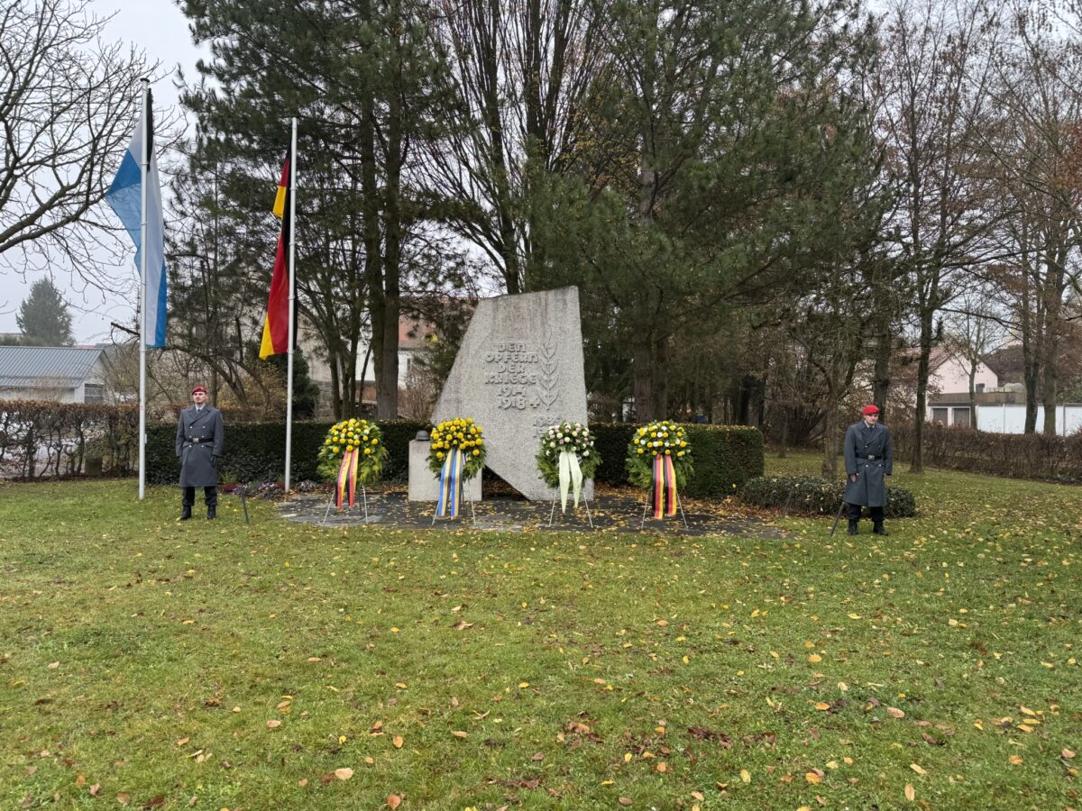 Volkstrauertag in Neustadt: Bürgermeister betont Bedeutung wehrhafter Demokratie