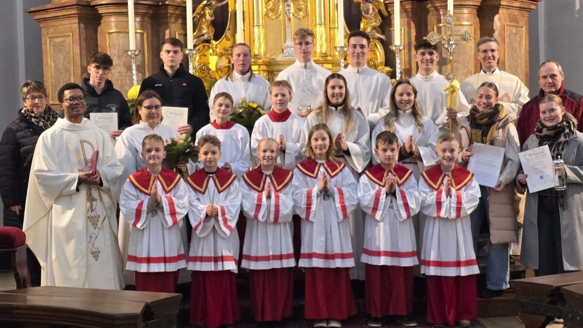 Sechs neue Ministranten und Ehrungen bei St. Georg Neustadt