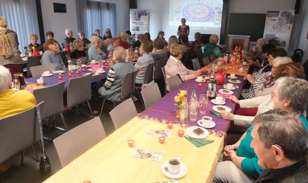 Seniorenkreis spendet 500 Euro an "Hoffnung für Menschen" in Floß