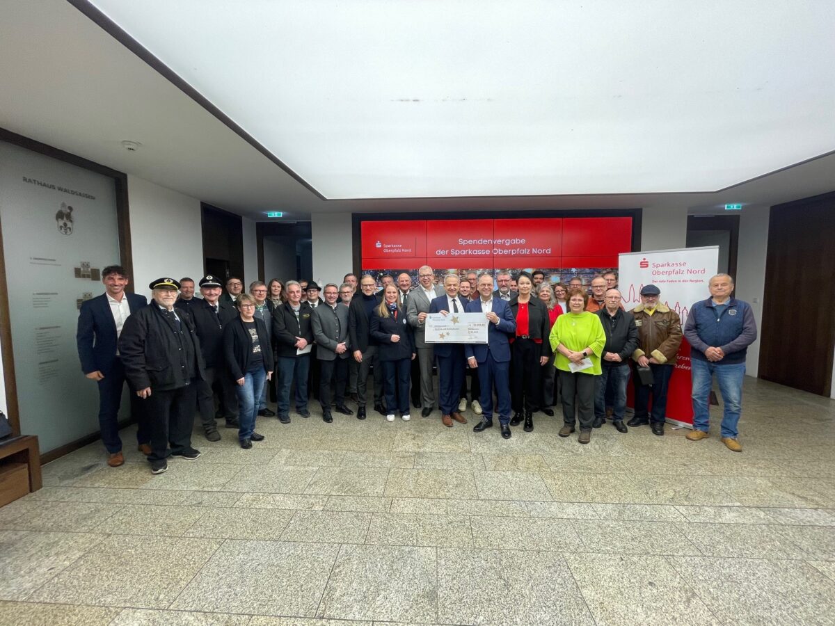 Sparkasse spendet 10.000 Euro an 28 Vereine in Waldsassen