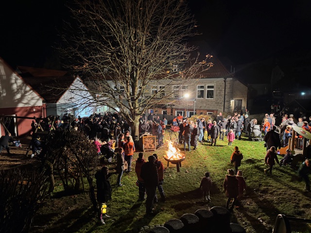 Bunte Laternen ziehen zum Gedenken an St. Martin durchs Dorf Flossenbürg