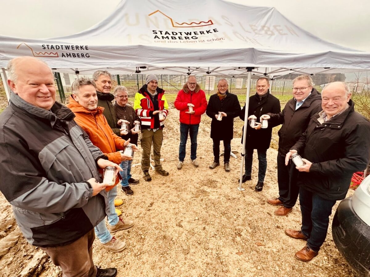 Neuer Meilenstein für saubere Energie_BAubeginn PV Theuern (3).jpg