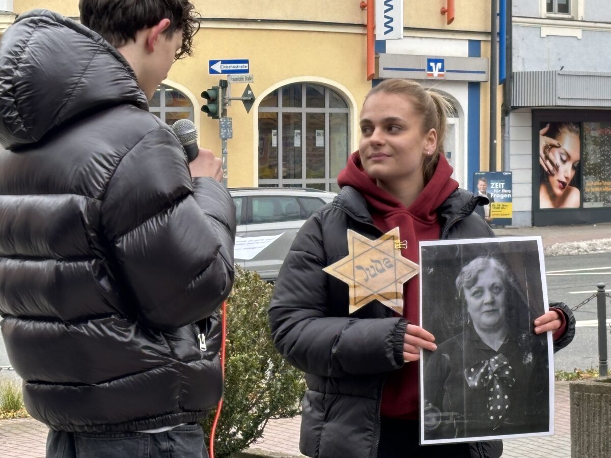 Letzte Stolpersteine für ermordete Juden verlegt - Schüler erinnern an Klara Thomé