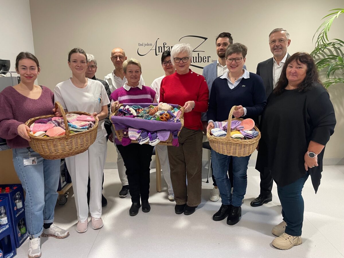 Strickrunde Moosbach beschenkt Klinikum Weiden mit Mützchen für Neugeborene