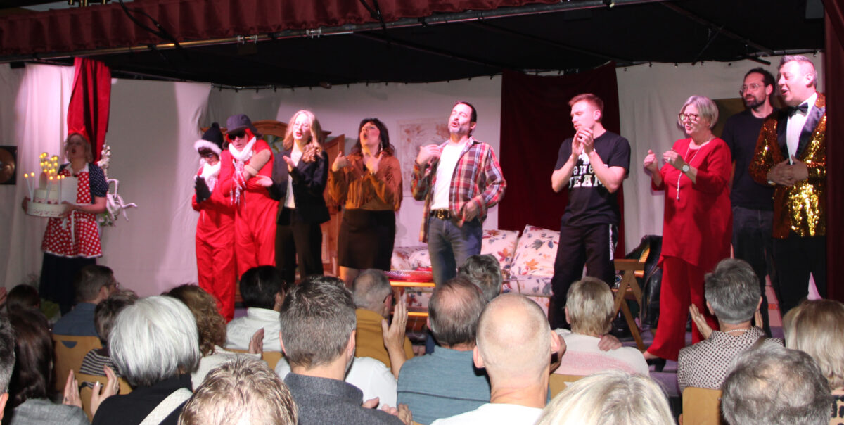 Theatergruppe begeistert mit turbulenter Komödie „Aber bitte mit Scheidung“