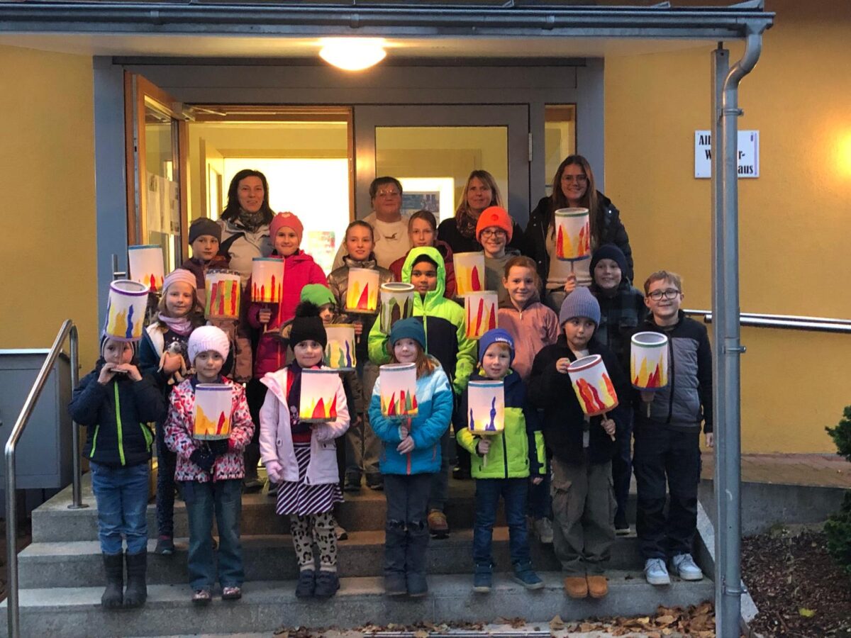 UPW bastelt Fackellaternen mit 16 Kindern in Etzenricht