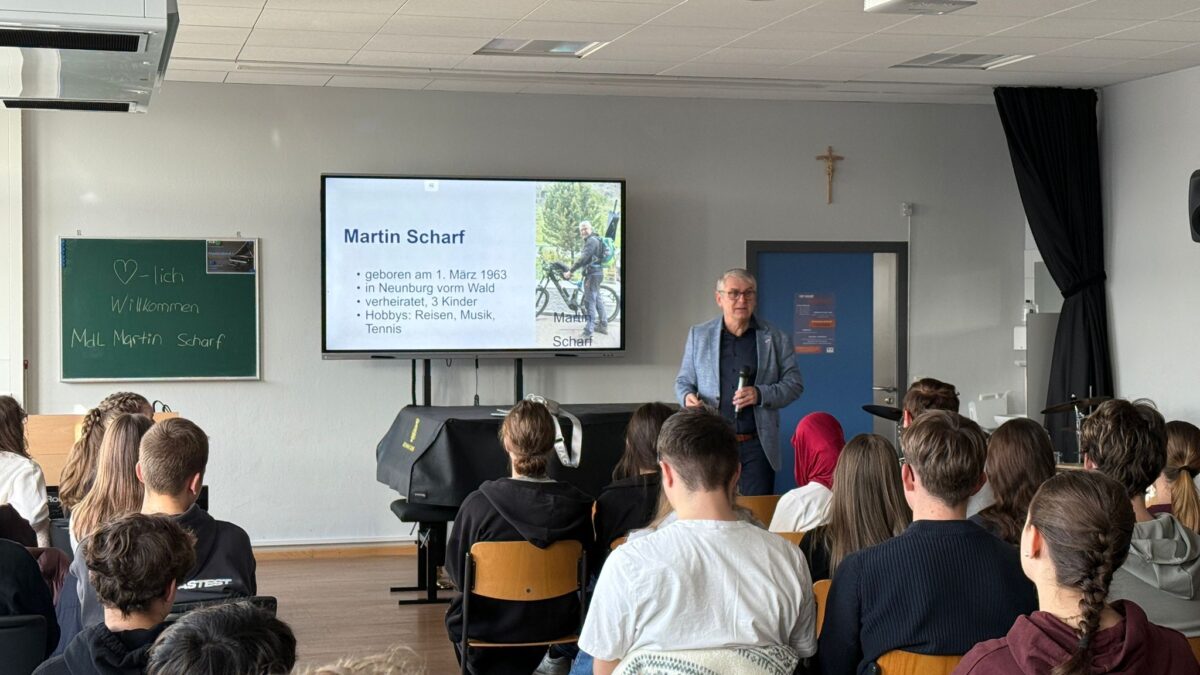 Politischer Dialog mit MdL Scharf am Ortenburg-Gymnasium in Oberviechtach
