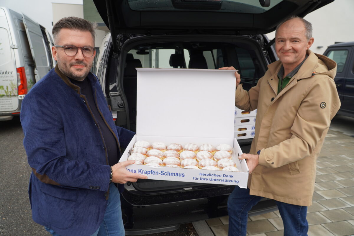 Unternehmer Simmel beschenkt Naabwerkstätten in Schwandorf mit 600 Krapfen