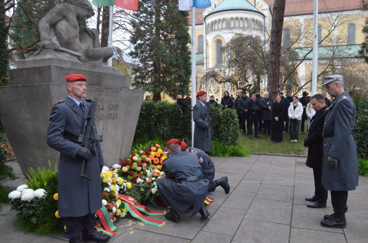 Gedenkfeier zum Volkstrauertag in der Konrad-Adenauer-Anlage