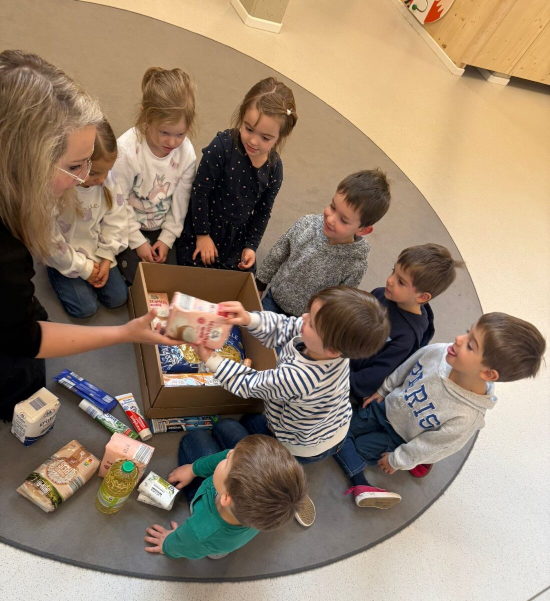 Waldwichtel sammeln in Tirschenreuth Hilfspakete für den Weihnachtstrucker