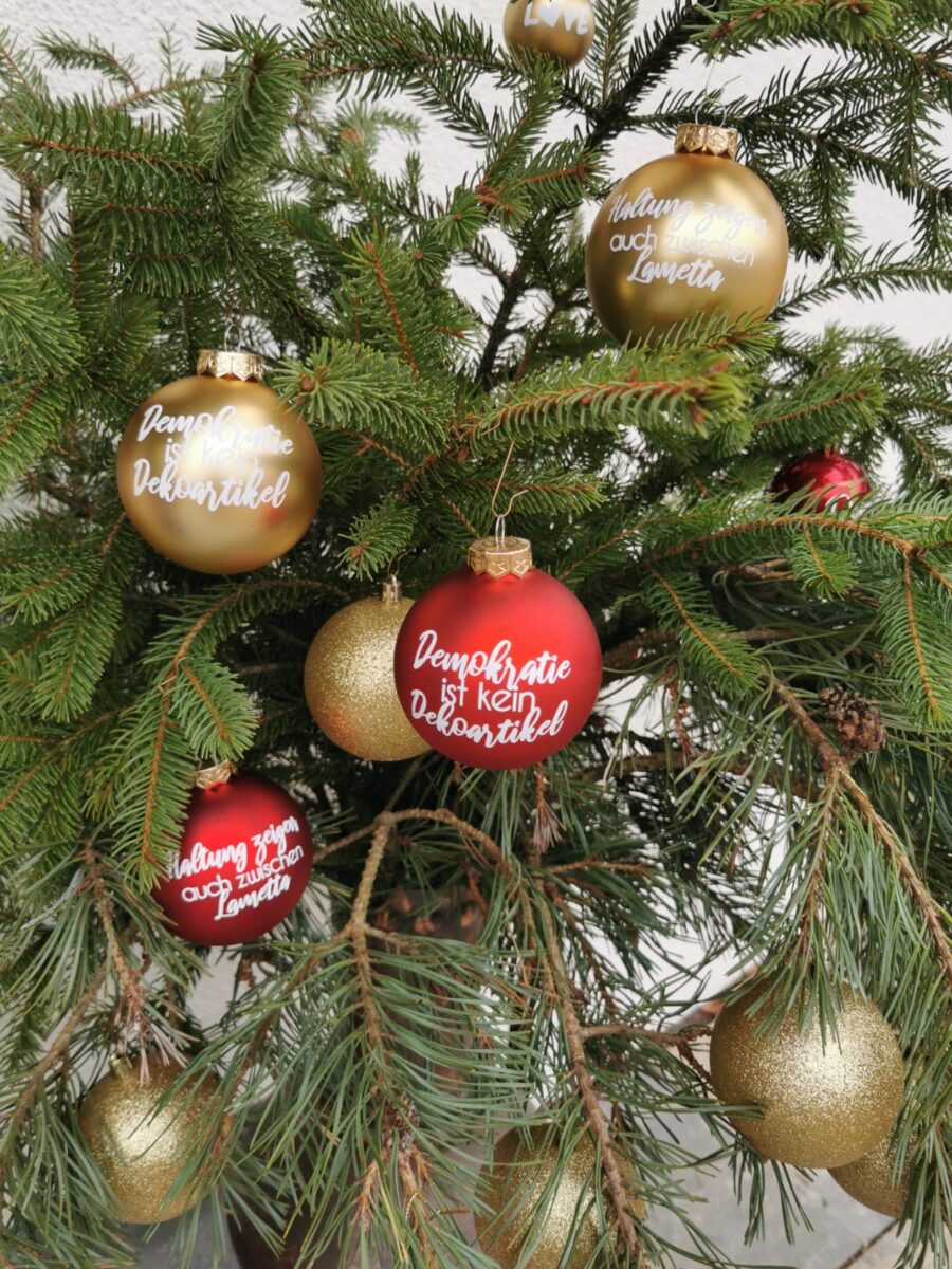 Weihnachtskugeln setzen Zeichen für Demokratie in Amberg