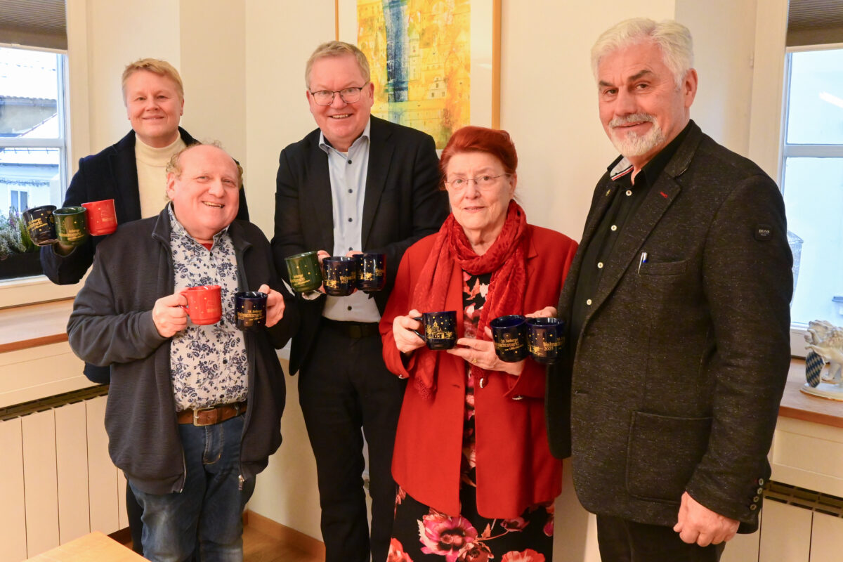 Weihnachtsmarkttasse 2025 vorgestellt Amberg hält Glühweinpreis stabil