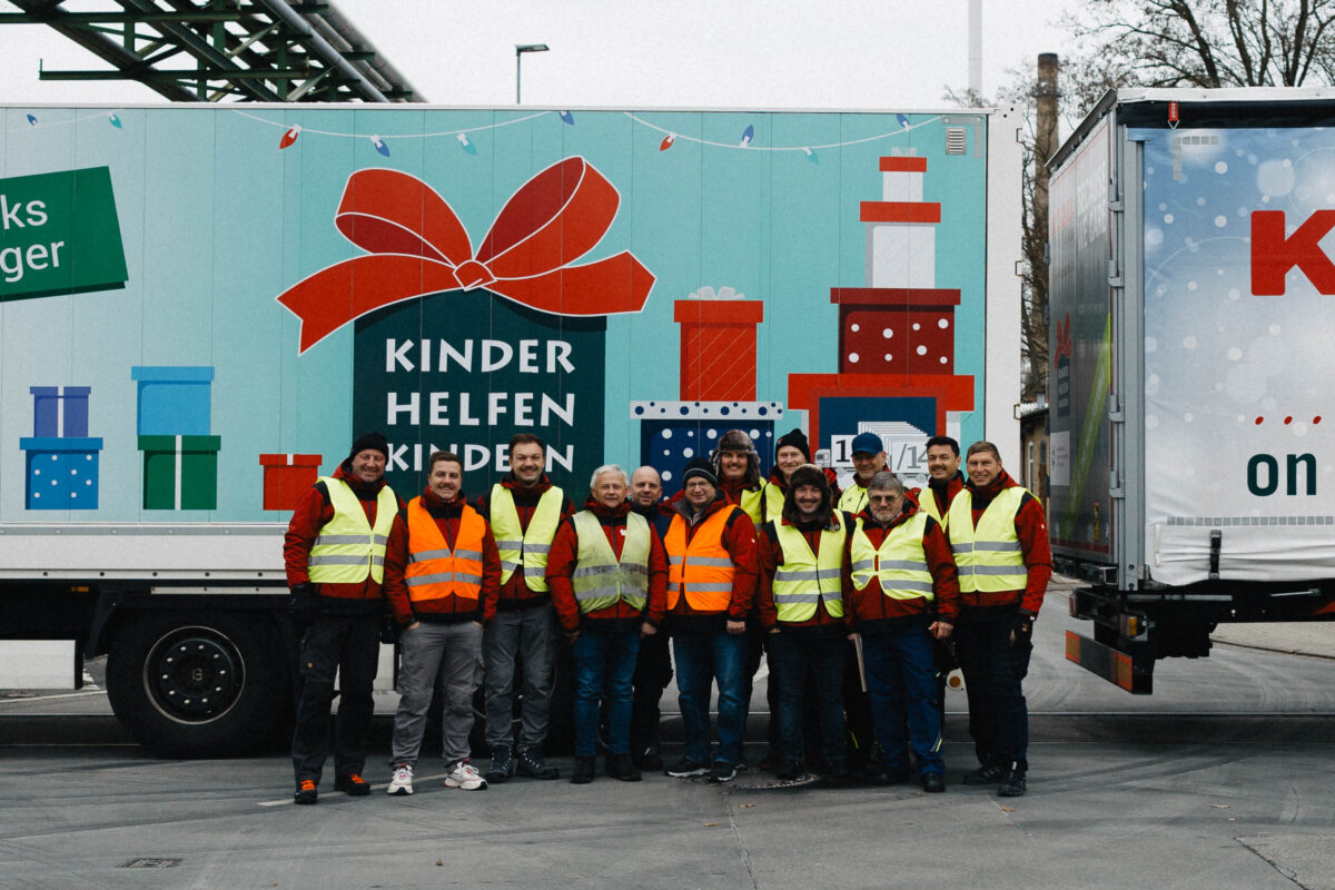 Weihnachtspäckchenkonvoi sammelt in Amberg Geschenke bis 15. November