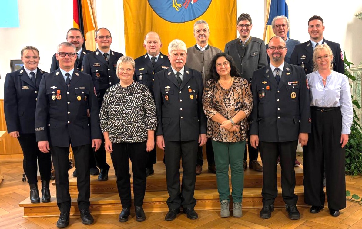 Feuerwehr ehrt Ehrenkommandanten und Ehrenmitglied in Vohenstrauß
