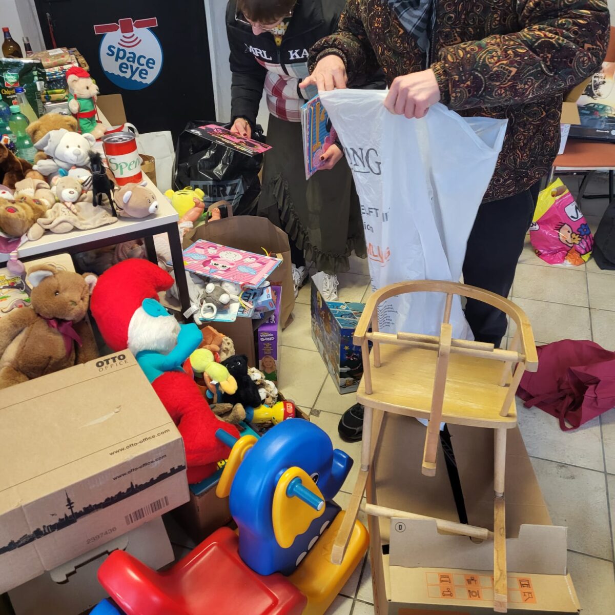 Aktion Kinderlachen sammelt Geschenke für Kinder in Weiden