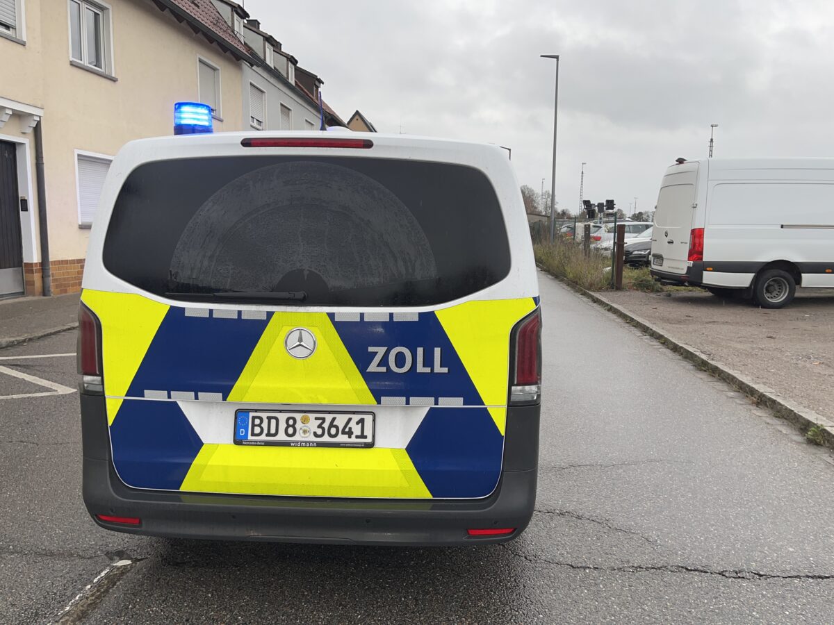 Zoll sichert Unfallstelle, Senior touchiert Einsatzwagen in Schwandorf