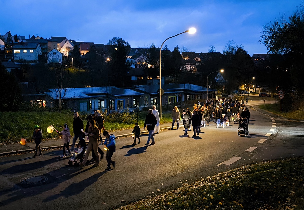 Strahlende Laternen und leuchtende Kinderaugen bei den Martinsumzügen in Eschenbach