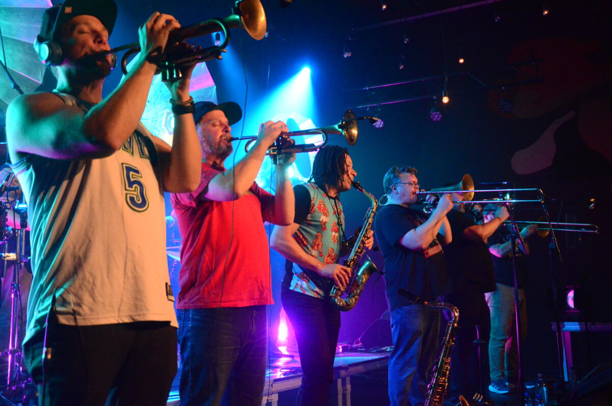 Youngblood Brass Band entfesselt Klangsturm bei der "Sünde"