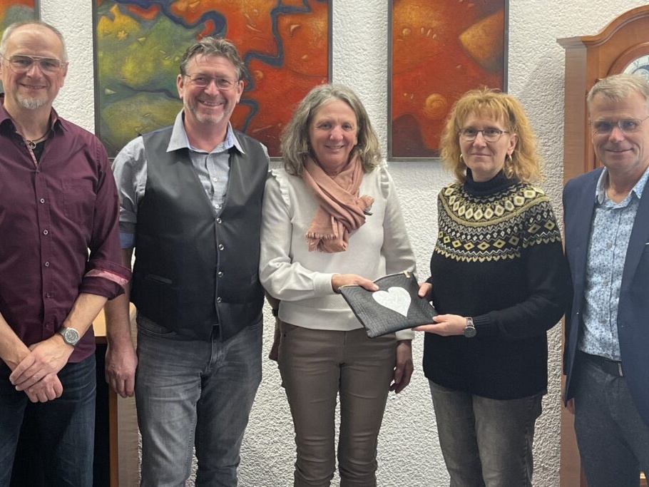 Gemeinsame Geburtstagsfeier bringt rekordverdächtige Spende für „Bürger helfen Bürgern“