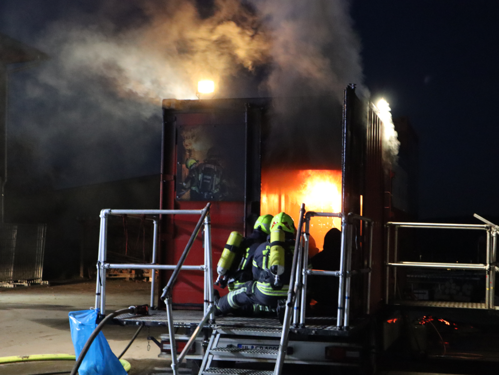Heißes Atemschutztraining im Brandübungscontainer in Parkstein