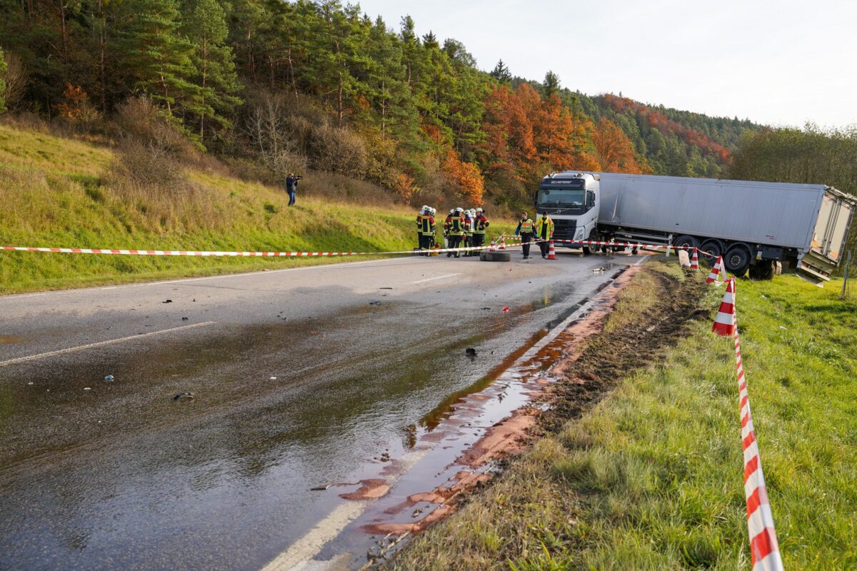 Motorradfahrer stirbt bei Zusammenprall mit Sattelzug in Rieden