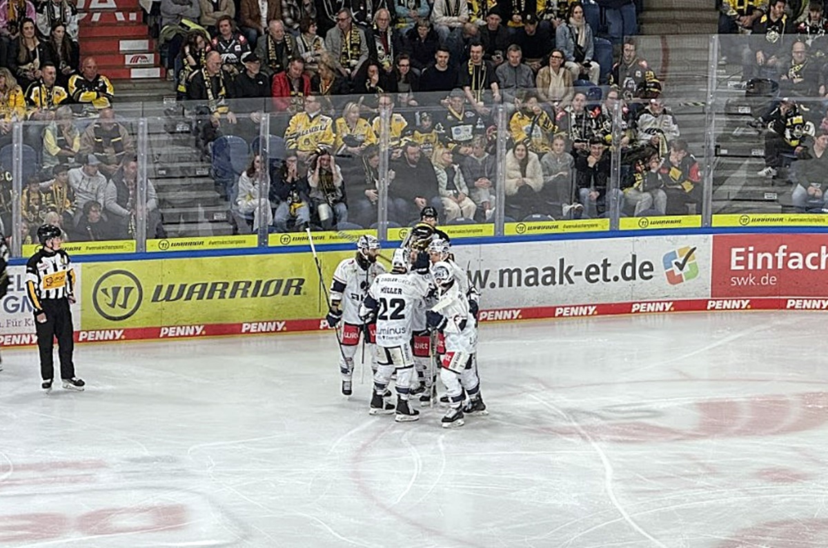 Die Blue Devils Weiden kämpfen sich in Überzahl zum Sieg