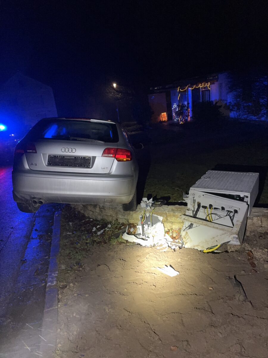 Fahranfänger landet auf Gartenmauer in Illschwang