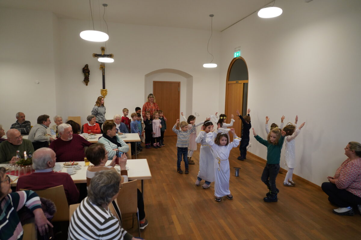 Alt und Jung feiern Advent