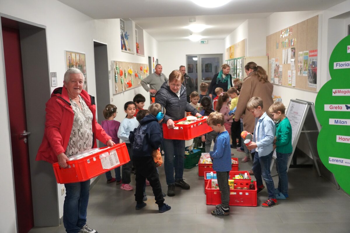 Schulkinder schenken mit Freude – Waldthurner Grundschule unterstützt die Vohenstraußer Tafel