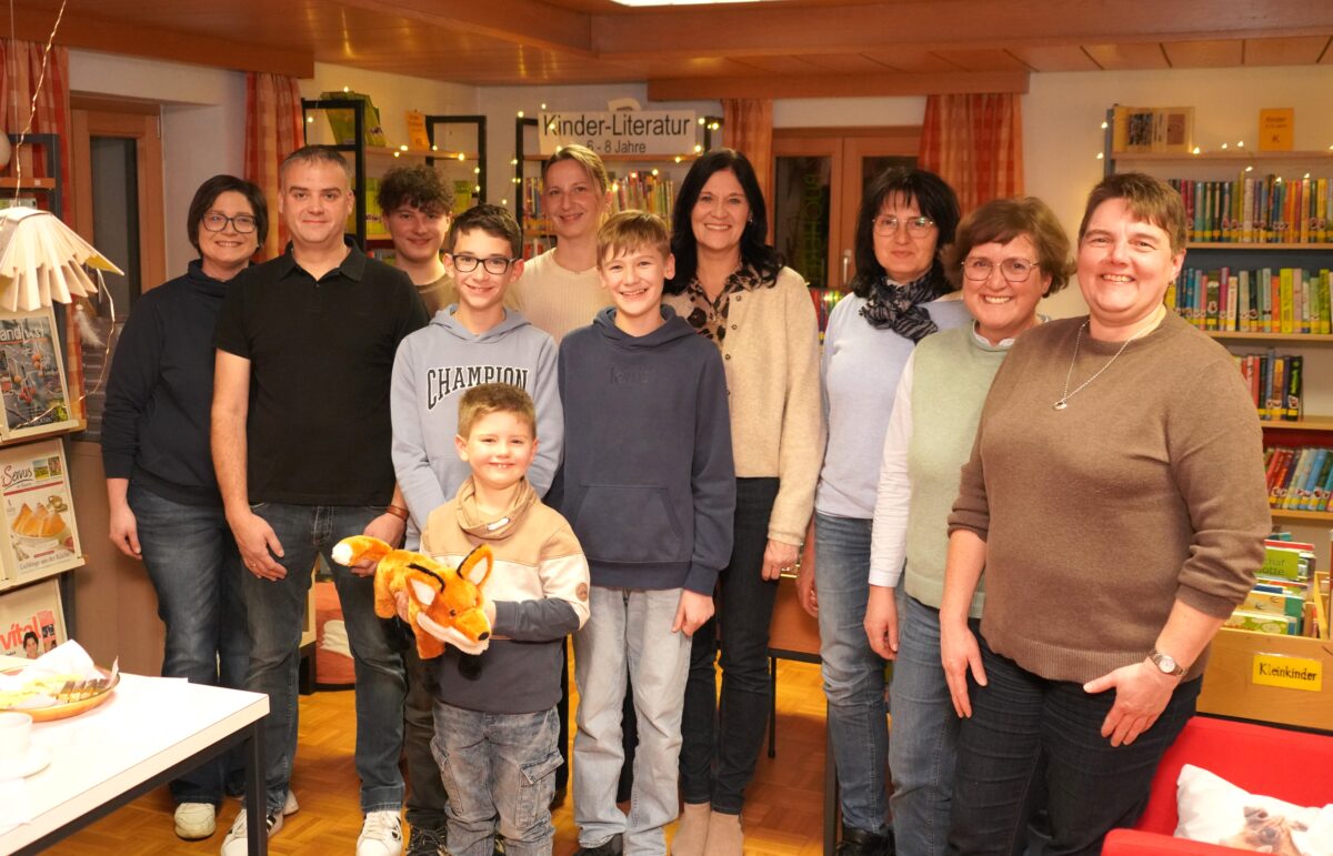 Waldthurner Familie spendet 500 Euro am Bücherei