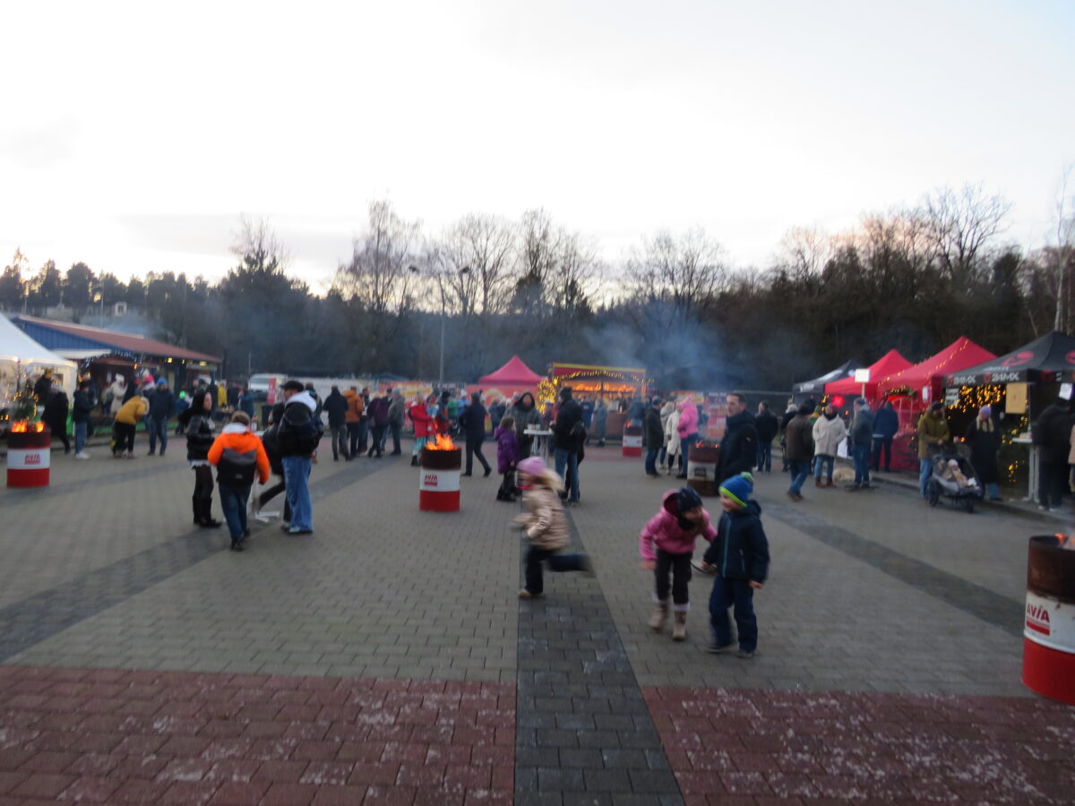 Viele Besucher feiern mit den Altenstädter Vereinen die 2. Waldweihnacht