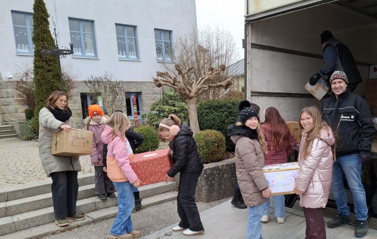 Schule und CSU in Eslarn packen für den Weihnachtstrucker