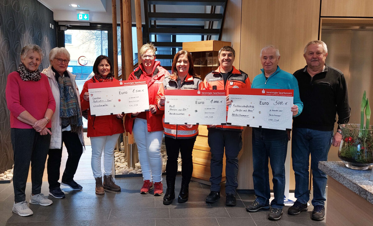 Spendenübergabe nach einem erfolgreichen Weihnachtsmarkt