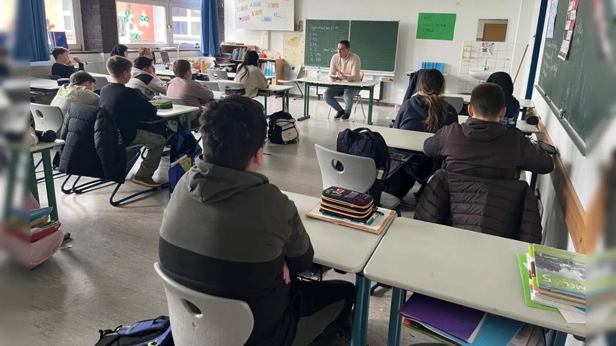 Europaabgeordneter Doleschal liest an Pestalozzi-Mittelschule in Weiden