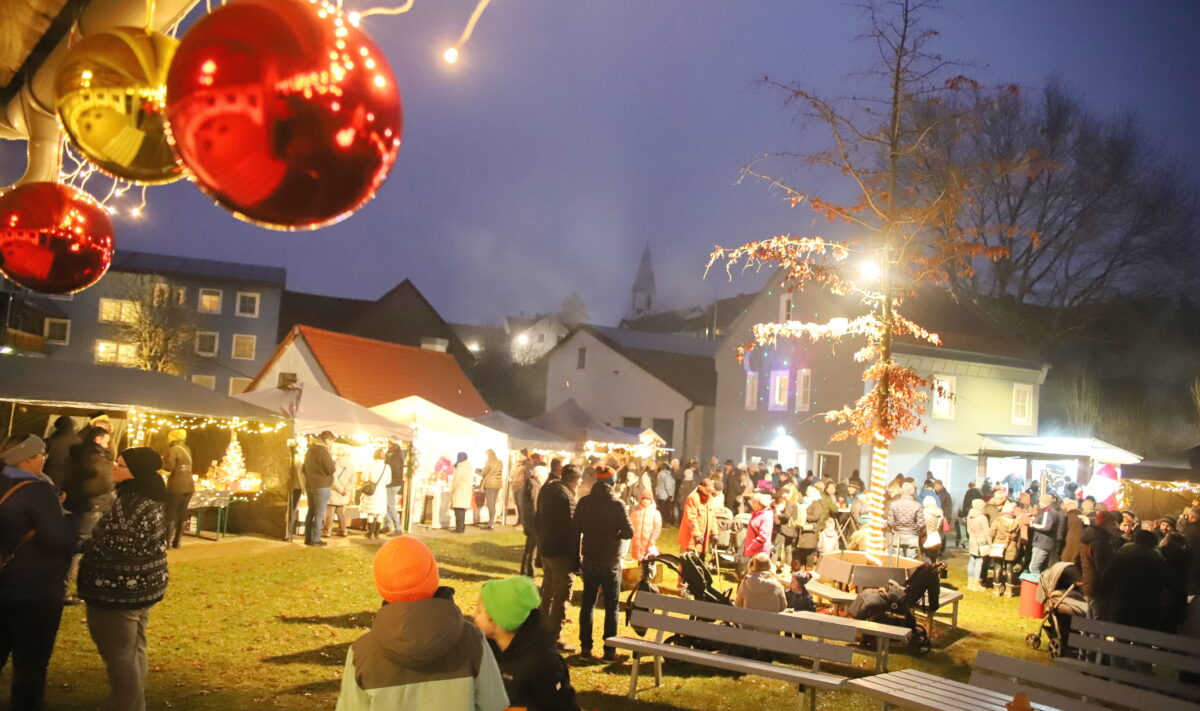 Trotz Regen lockt Dorfweihnacht in Etzenricht rund 500 Gäste