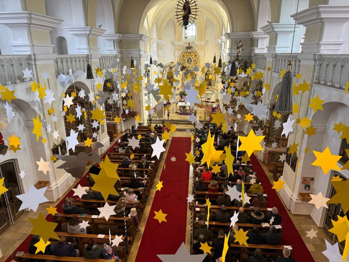 Adventlicher Sternenhimmel verzaubert Eslarn mit 600 Sternen und 20 Engeln